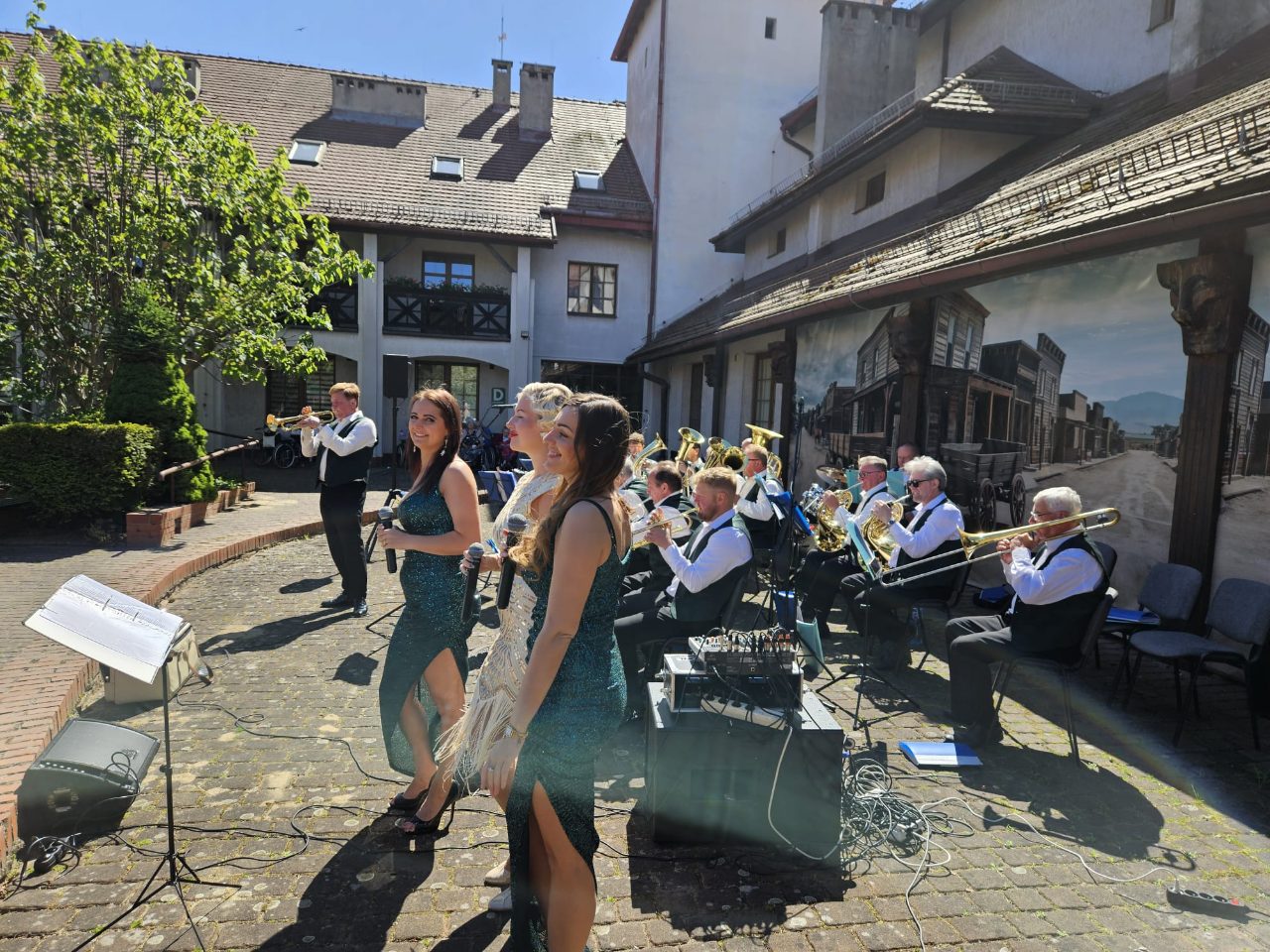 Wyjątkowy koncert na terenie Domu Pomocy Społecznej im. Papieża Jana Pawła II w Gorzycach - zdjęcie 1