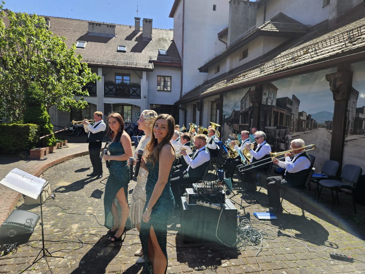 Wyjątkowy koncert na terenie Domu Pomocy Społecznej im. Papieża Jana Pawła II w Gorzycach - zdjęcie 2
