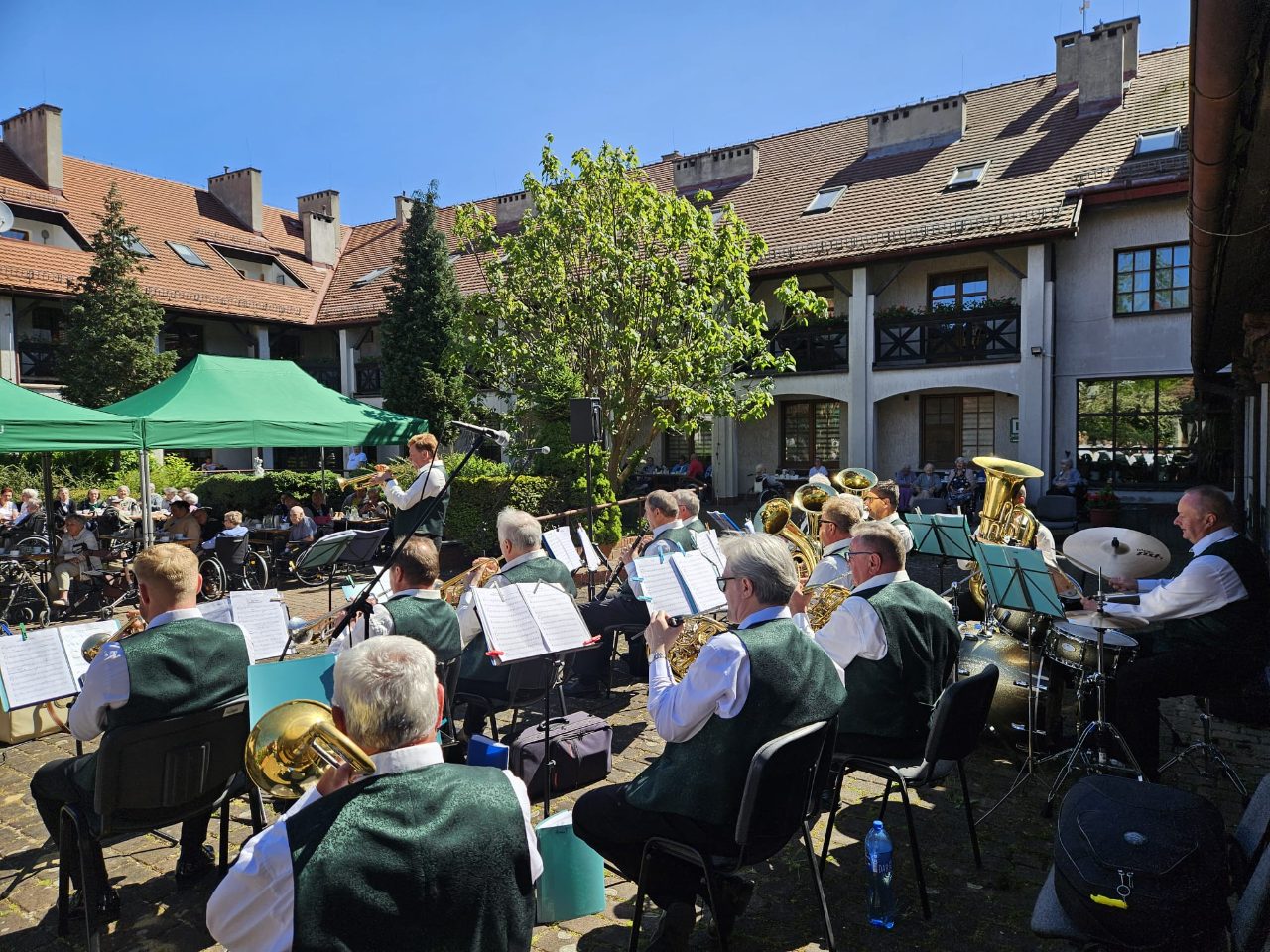 Wyjątkowy koncert na terenie Domu Pomocy Społecznej im. Papieża Jana Pawła II w Gorzycach - zdjęcie 4
