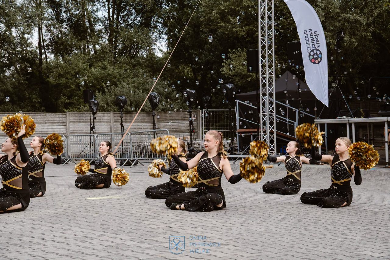Eksplozja Barw w Pietrowicach Wielkich – MARAQUJA SHOW rozgrzała publiczność do czerwoności - zdjęcie 8